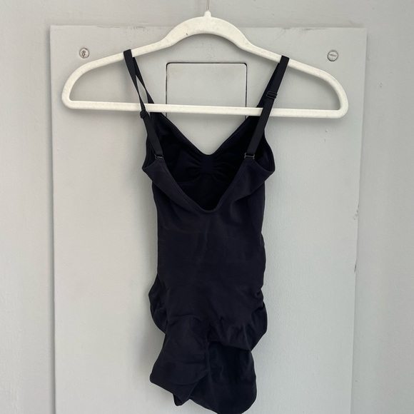 SKIMS Black Seamless Sculpting Bodysuit - Picture 3 of 6